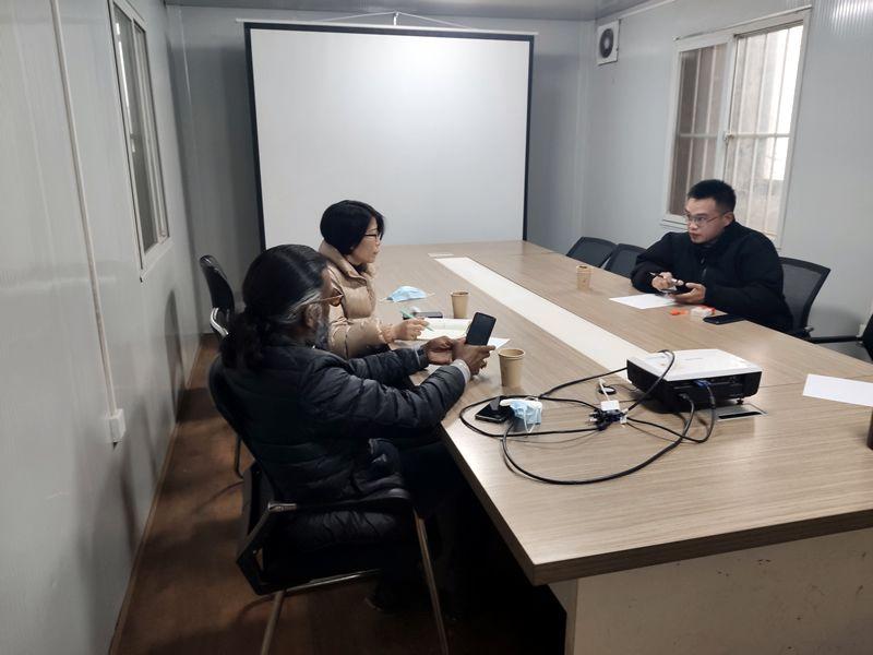 國外客戶來我廠考察,，試駕奔馬小型壓路機