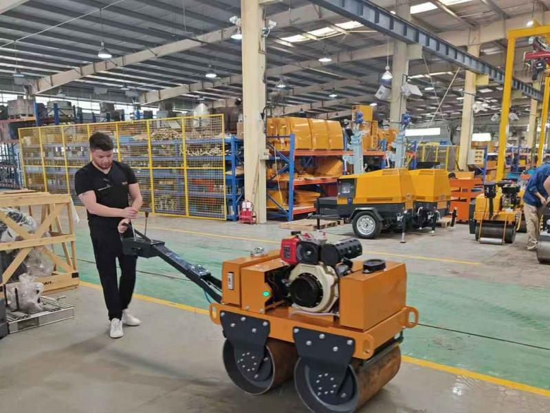國外客戶來我廠參觀考察小型壓路機,、移動照明車等產(chǎn)品