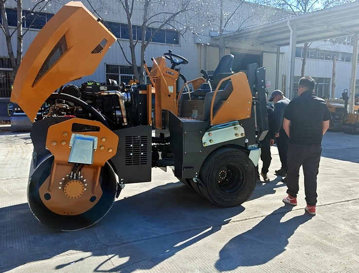 3月18日,，哈薩克斯坦客戶來廠體驗考察5噸膠輪壓路機(jī)