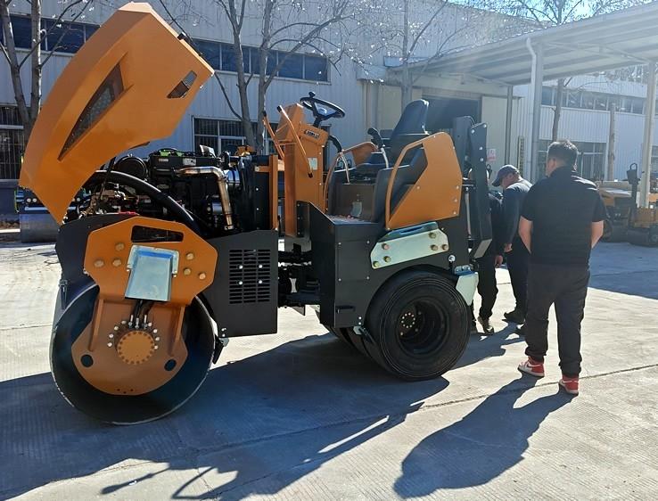 3月18日,，哈薩克斯坦客戶來廠體驗考察5噸膠輪壓路機